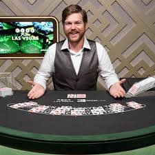Live dealer table alongside Play'n GO game selection